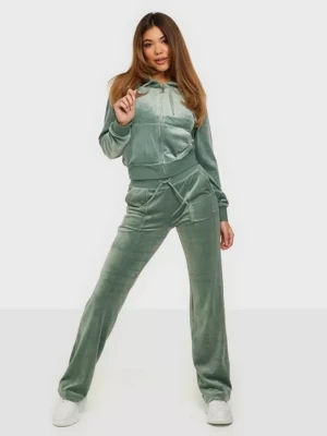 juicy couture tracksuit Chinois Green - Använt 3 gånger så den är som en ny, inga problem med den. Säljer för att den inte kommer till,  användning. Jätte skönt material annars. ORGINAL PRIS : 2500