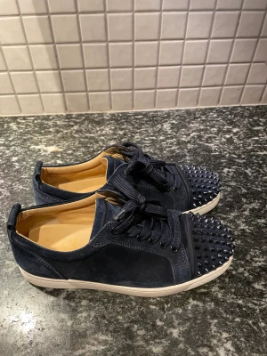 Christian Louboutin skor - Intressekoll!!! Kan tänka mig att sälja vid rätt pris. Skick 9,5/10. Dustbag medföljer. Färgen tillverkas inte längre. Skriv vid frågor och funderingar.