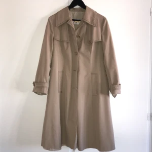 Coat (kappa) - Fin vintage lång kappa , väldigt skön och lätt , passar perfekt till vår och sommar, kan skicka frifrakt , made in Sweden   Saknar två knappar men går att fixa vid köpet 