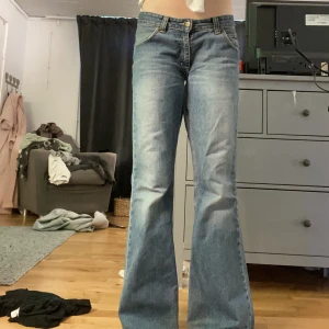 low waist bootcut jeans - Hej! Jag säljer mina fina bootcut jeans från lee som är lowwaist då jag sytt in dem själv. Skriv för fler bilder. Inte säker på vilken stolek men jag som är 174 tycker de sitter ganska perfekt!