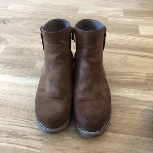 Kängor  - Mockakängor från märket Rieker, storlek 39. Aldrig använda.