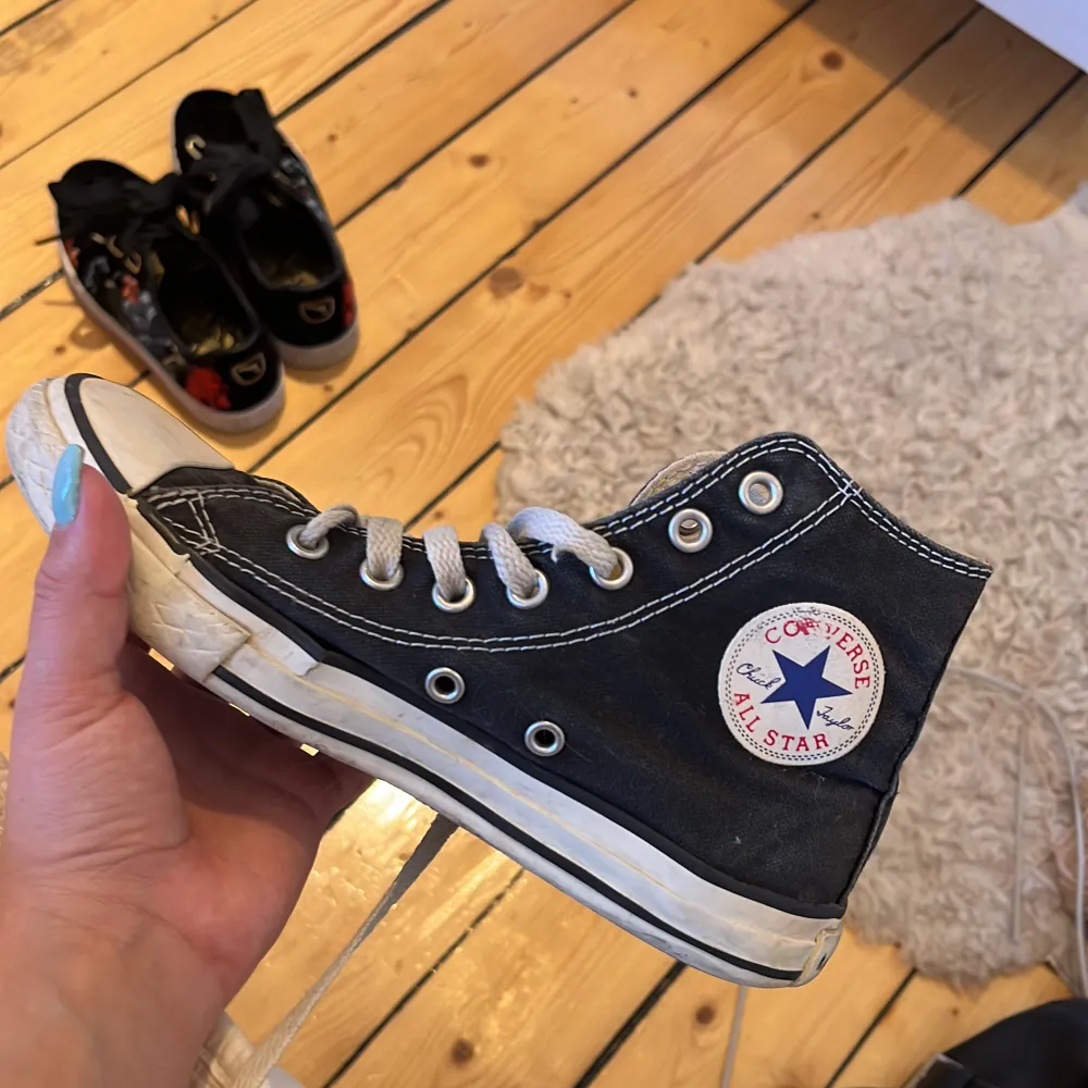 Svarta höga converse. Ganska välanvända men går att slänga in i tvättmaskinen. Står att de är storlek 34 men passar nästan mig som har 37. Skor.