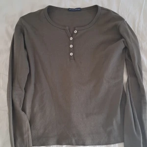 Brandy Melville tröja - Tröja köpt här från Plick, men är från Brandy Melville. Inga defekter.
