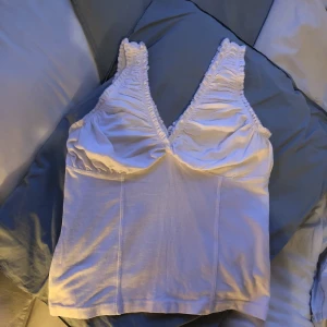 Snygg topp - Jätte snygg topp med rynkade ärmar! Står ingen strl men sitter som en xs 🫶🏻