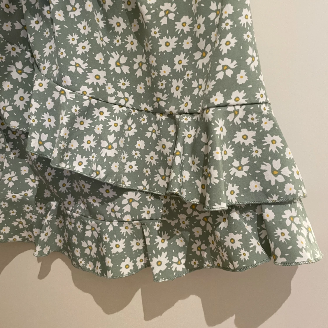 Ljusgrön och blommig kjol från shein  - 91