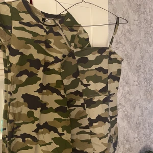 Klänningar  - 2 klänningar i militär mönster, I storlek 34 och Xs. 30kr/st