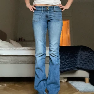 Unika Vero Moda jeans  - Säljer nu mina favorit jeans från Vero Moda! Skitsnygga med fickor där fram. Lågmidjade och bootcut, med två knappar  där fram!❤️ storlek 28/32 300kr+frakt