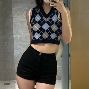 Svarta basic jeans shorts  - Säljer dessa jeansshorts då de inte längre används! Inga defekter och passar den med XS-S i storlek :) Köpta för 400kr