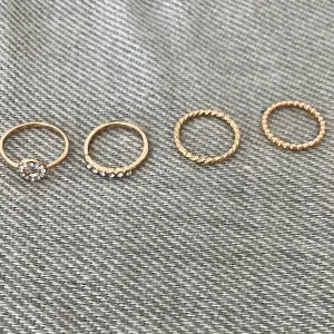 Snygga ringar som aldrig används då de e för stors för mig 🩷 diametern (D) på alla är 1,9cm. Köp en för 12kr+15kr frakt, alla för 37kr+15kr frakt