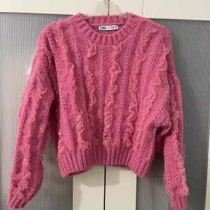 Sååå fin tröja som passar perfekt till våren+sommar kvällar och har den perfekta rosa färgen! Den är ny utan prislappen!!