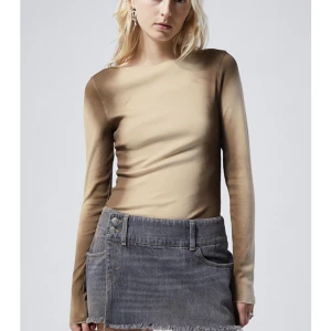 Beige topp - Jättefin beige tröja från weekday! Aldrig använd. Storlek XS men passar mig som har S.