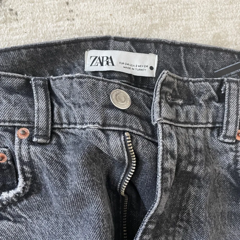 Full lenght jeans från Zara, höga i midjan och passar långa ben. Om de skulle vara för lång är det enkelt att klippa av dem där nere pga ingen söm. . Jeans & Byxor.