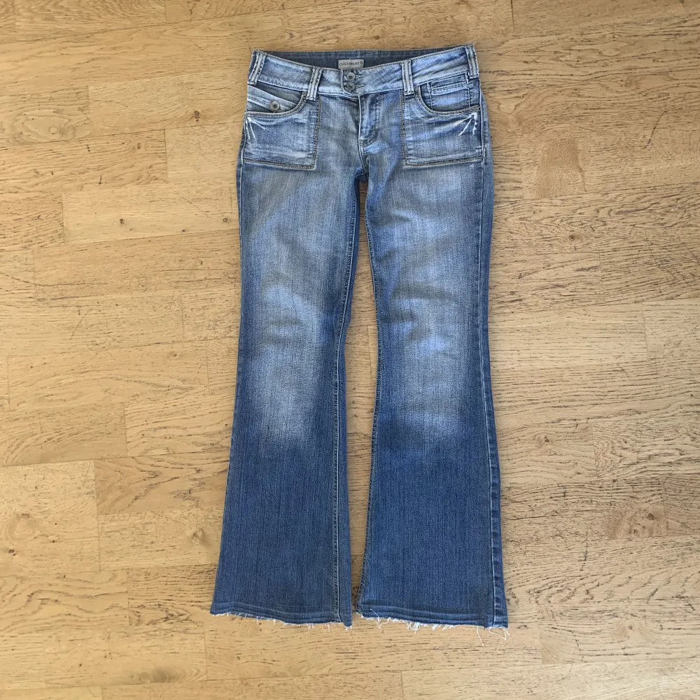 Jättefina bootcut jeans, med coola detaljer på bak och framfickor! Najs wash! MÅTT: midja 77 cm (lite stretch) , innerben 81 cm, jag är 177 cm lång❣️. Jeans & Byxor.