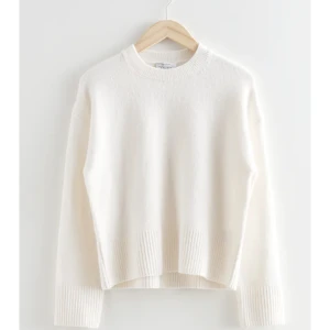 Stickad & Other Stories tröja  - Super fin trendig stickad tröja från & Other Stories som är slutsåld på hemsidan! Storlek M men sitter fint på mig som vanligtvis är en S. Perfekt till sommarkvällar!🤍