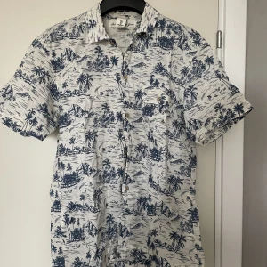 Kortärmad skjorta - Kortärmad herr skjorta i fint skick men passar även dam för en obersized look.  
