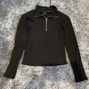 En jätte fin half zip upp topp från Gina tricot. Säljer den då jag aldrig har använt den. Skick:10/10 storlek m men sitter åt kroppen på mig som vanligtvis bär S