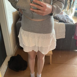 volangkjol/volangtopp - säljer denna då jag inte använder den.❤️ från polarn o pyret, det går att somna den så den blir tightare runt midjan. strl 146/152 men passar som xs❤️