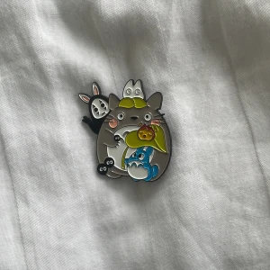 🌿 | Ghibli Pin - ! Tar bara swish ! En ghibli pin med totoro, calcifer, svartsot och noface! Den är 5x5 cm! Tryck inte på köp nu!