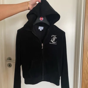 Juicy sett  - Säljer ett super fint juicy couture sett , storlek 10-11 år . Säljer för 650 nu pris 1500 och är i  nyskick , ser ny ut 🤗Hör av er vid intresse och för fler bilder 🤞
