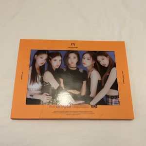 ITZY it’z me album - Allt ingår som syns i andra bild! (+ CD)