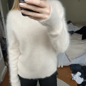 Mysig stickad tröja - Jättefin och mysig tröja. Nästan aldrig använd och i super bra skick. Den är lite beige/ljusrosa i färgen💞💞