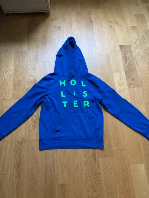 Hollister hoddie - Säljer en stilig hollister hoodie. Den är väl använd och ganska nopprig, inga fläckar eller liknande. Hojta om ni har några frågor! Priset är alltid diskuterbart!