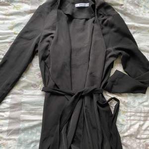 En svart kappa från Gina Tricot, lite tunnare. Knappt använd 💕 Storlek 34