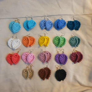 Virkade Örhängen - Superfina örhängen i olika färger och former🌟 De på bild 1 är Teardrops modellen, bild 4 Hoops och 3 Hjärtan💕 Går att välja om man vill ha kroken i silver eller guld💓