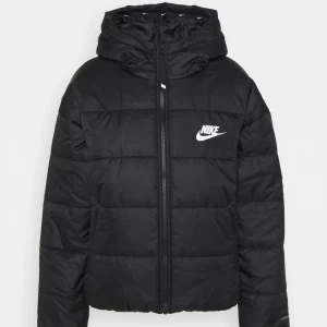 Svart Nike jacka - Bra skick, kan visa på privat (storlek s)❤️‍🩹❤️‍🩹 funkar som höst, vinterjacka vår. Orginalpris 1145kr