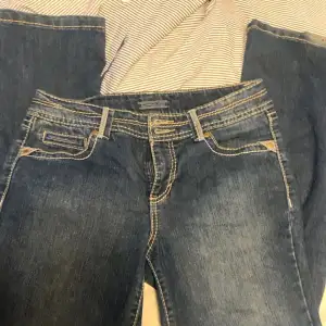 Fina jeans från ett märke som heter Bandolino. Bootcut och storlek 34