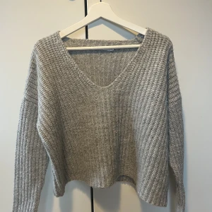 Stickad tröja - Lite tjockare stickad tröja, perfekt till vintern! Jättefint skick😊