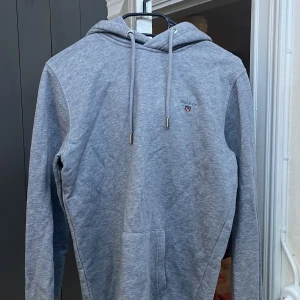 Gant Hoodie Xs - En grå gant hoodie i storleken xs. Den har dessvärre ett rivmärke på bröstet ungefär därav får du den för en billig peng. Jag säljer för att den är för liten för mig! Nypris ca 1000:-