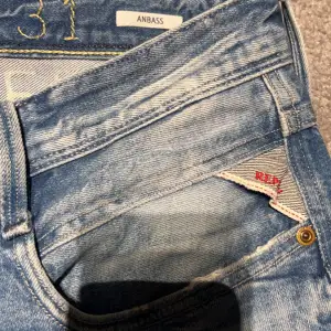 Sjuk fina och bra skick ”Replay Anbass” jeans. Jättebra passform 31x31, pm för frågor✅