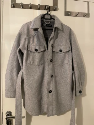 Zara kappa  - Säljer min älskade zara kappa för att den inte kommer till användning inget fel på den knappt använd  Köpt för 400kr mitt pris 300kr  (Pris går att diskuteras vid snabb affär) köparen står för frakten 
