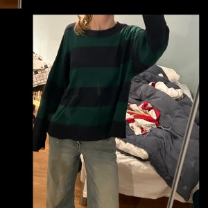 Blå grön tröja  - Jätte stickad fin blå grön tröja från H&M som var populär på TikTok förra året, Perfekt nu till hösten och vintern💕  Skriv om frågor eller bilder! 