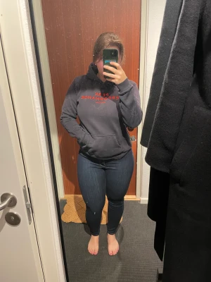 Peak performance hoodie - Hoodie från peak performance storlek 170 men passar mig som vanligtvis är M. 