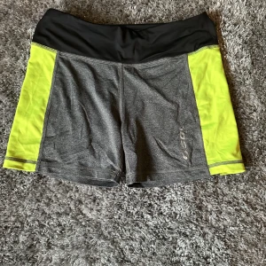 Soc träningsshorts - Använd ett par gånger men är i super skick!🌟 Säljs pga flytt! ❗️KOMMER IFRÅN DJURFRITT & RÖKFRITT HEM❗️  💖Köparen står för frakten💖 