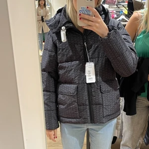 Zadig jacka  - Säljer min superfina zadig jacka i storlek 164, passar mig som brukar ha S!! Köp direkt för 2000 inklusive frakt😇köpt på NK 2022 fint skick, kvitto finns tyvärr inte kvar! 