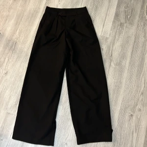 Lågmidjade kostymbyxor  - Använd max 5 gånger 