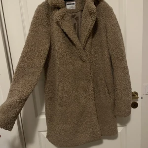 Pile jacka  - Använd i mycket gott skick Storlek S  Fickor på sidorna samt knappar sånna kan knäppa framtill 