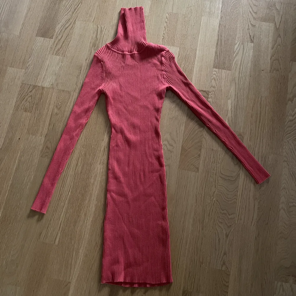 Röd klänning i storlek XS från BikBok, väldigt stretchig och skönt material. Inte alls stickig- Köparen betalar för frakt - Inga returer - Betalning via köp direkt . Klänningar.