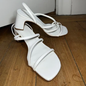 Pull & Bear klackskor/sandaler strl 39. - Mycket fina vita PULL & BEAR klackskor/sandaler strl. 39 som är endast använda vid 2 tillfällen. Säljes på grund av för stor storlek 🤎🤎