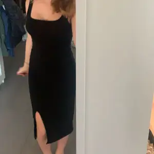 Söt svart klänning med slits längst ner💘 köpt för cirka 260 kr!