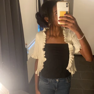 Stickad kofta - Säljer den urgulliga toppen från Lindex! Aldrig använd och är i jättebra skick💋 Passar till nästan allt och är perfekt nu inför vintern och hösten!🤍