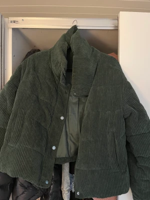 Manchester jacka - Grön Manchester jacka, inga synliga defekter, köpt från primark i Spanien och har väldigt bra kvalite, kan diskutera pris