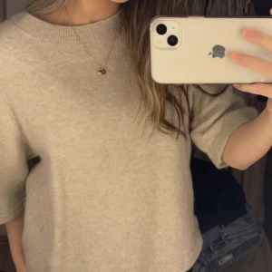 &other stories tröja - En svin snygg och populär Trekvartsärmad tröja ifrån &other stories som typ alla har nu. Passar perfekt till vintern ❤️