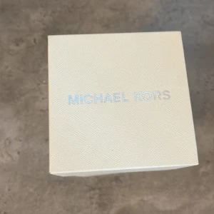 Michael Kors Klocka  - Hej säljer nu min äkta michael kors klocka som är köpt för 2695 kronor(kvitto finns)  SÄLJER nu för  1800 men pris kan diskuteras vid snabba affärer💕☺️