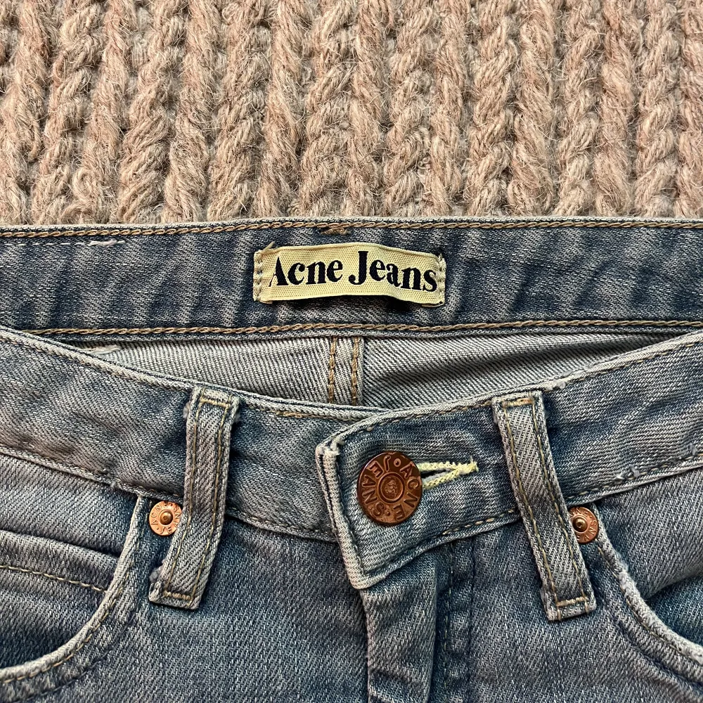 Lågmidjade ljusblåa jeans från Acne studios. Sparsamt använda och i bra skick. Storlek XS/XXS. På gränsen till för korta på mig som är 169cm  Hör av dig vid frågor!💕. Jeans & Byxor.