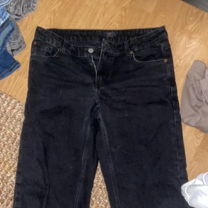Baggy low waist jeans (orginalpris 600) - Dessa köpte jag för ett år sen har använt de ungefär 2 eller 3 gånger inte riktigt min stil på jeans