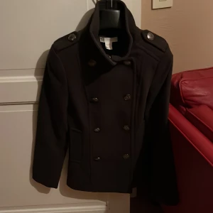 Höstjacka - Säljer fin höstjacka , bra skick , använd fåtal gånger och är så gott som ny.Storleken är Eur22. Inga fel eller skadorfinns. 